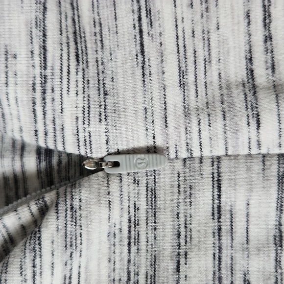 Lululemon Women's Gray High-Neck Top 1/4 zip - Picture 6 of 8